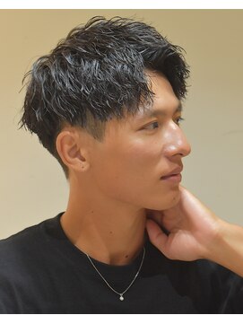 フリーク バーバーショップ 都島店(FREAK BARBER SHOP) 黒髪縦落ちツイストスパイラルパーマツーブロックアップバング