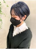前下がりショート、耳かけショート、ネイビーカラー、ブリーチ