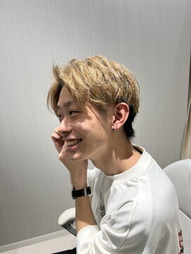 ハイヤ(Hiya) エッジが効いたセンターパートヘア