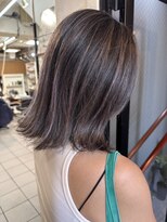 ペネロープ(Penelope)&nbsp;新宿/外ハネ/ミディアムボブ/ハイライト/グレー系