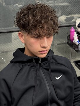 イーラ(era) スペインカールスパイラルパーマ平巻き波巻きパーマ刈り上げ