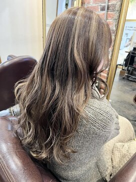 トロニー(TLONY) ベージュ　ハイライトカラー　stylist/miaki