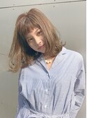 外ハネ内巻きMIXで柔らかくカジュアルな大人ミディアム