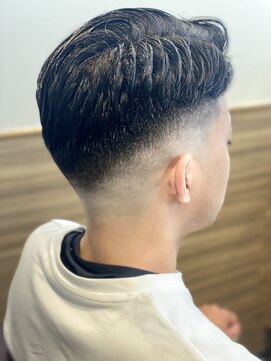 ゼロスバーバー(0's BARBER SHOP) ワイルドアップバングスキンフェードアイロンパーマ爽やか
