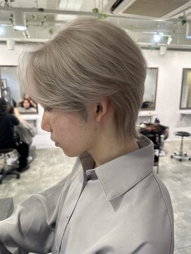 イリ 梅田(ili) ホワイトベージュ/センターパートウルフ