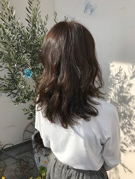 モカ ヘアーデザイン(moca HAIR DESIGN) パーマをしたスモーキーカラーのセミロング