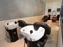 ルーヴル トータルビューティサロン 八木店(LOUVRE Total Beauty Salon)の雰囲気（シャンプー台は落ち着いた空間でリラックス♪【八木】）