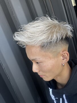 フリー(FREE) ホワイトアッシュ×スキンフェード