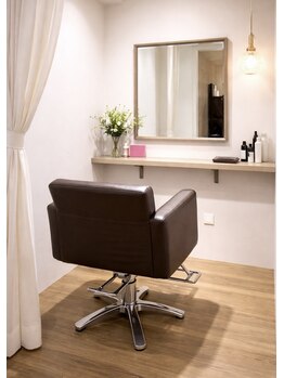 ビーセブン(B7)の写真/【全席半個室】周りを気にせずゆったり寛げるプライベート空間で、髪質改善やヘッドスパ、癒しをご提供*