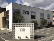 クリア(CLEAR)の雰囲気（白い建物が目印。店内には、開放感のある空間が広がっています。）