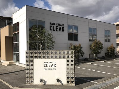 白い建物が目印。店内には、開放感のある空間が広がっています。