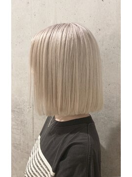 ウィルゴ(VIRGO) 肩上ショートボブ ホワイトブリーチ2回 ホワイトアッシュ