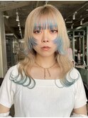 顔まわりカットと毛先ブルーのデザインカラー