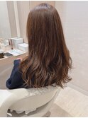 美髪フェミニンロングゆるふわウェーブ小顔イヤリングカラー50代