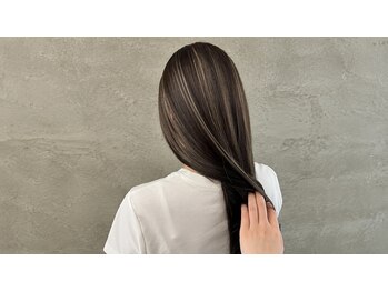 コティナ(cotina.)の写真/エッジの効いたスタイルで定番をアップデート◇透明感カラーで、光に透けるような質感と柔らかさをプラス♪