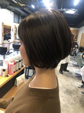 エム(EM) 【岡元お客様snap】前下がり丸みショートボブ◎