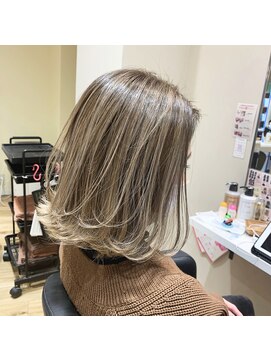アヴァンス 京橋店(AVANCE) ハイライトベージュ×切りっぱなしボブ