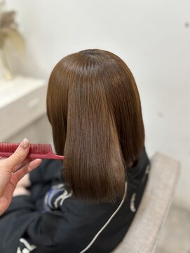 ラビス クローバー(Lovis clover) 〔NANA〕アイロン無しでもさらさらになる縮毛矯正