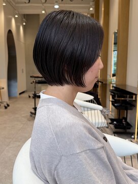 ソワネ 表参道(soigne) 首元を美しく見せる、大人女性の上品なくびれショート