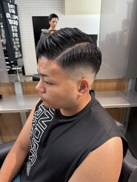 リレーションメンズヘアー(RELATION MEN'S HAIR) センターパートフェザーショートテーパーフェードツーブロック