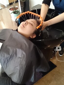 コアフュール(Coiffure)の写真/『海泥ヘッドスパ』で頭皮をスッキリ綺麗に！海泥で髪と頭皮のエイジングケアや小顔魅せ効果も◎