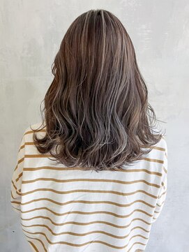 アイティーバイアルバム 藤沢店(IT by ALBUM) ハイライトミディ_アースカラーくびれヘアツートン_ba360861