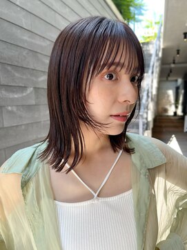 アンガーデン(Une GARDEN) 顔周りレイヤーウルフ エモージュ グレーベージュ 薄めバング