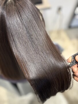 自然な艶感の柔らかストレートヘア