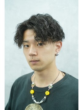 クロムトウキョウ ザ バーバー ネオン 新宿店(CHROM TOKYO the Barber ne/on) センターパート ツイストスパイラル