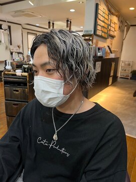 美容室 メザミー MESAMIES 20代30代ツイストパーマホワイトカラーメッシュ