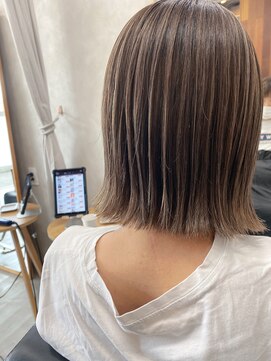 イルウィ(irwi) 【デザインカラー】こなれ感ハイライトカラー　切りっぱなしボブ