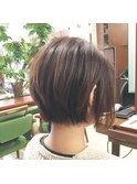 耳かけショートボブで大人可愛げ