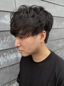 ヒュイル バイ ニアウ(Hwyl by Niau) メンズマッシュセンターパートスパイラルパーマニュアンスパーマ