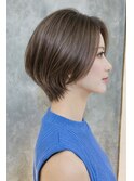 首元をすっきり見せるコンパクトショートボブ。