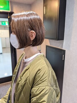 ブルー(Blue) Blue～耳掛け×スリークミニボブ