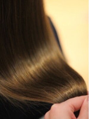 髪・頭皮への負担が少ないオーガニックカラーを使用！髪への負担を最小限に抑え、艶のある美発色に♪
