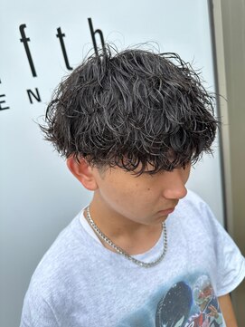 フィフス 天神大名(fifth) 再現性高い波巻きスパイラルパーマ×刈り上げマッシュ