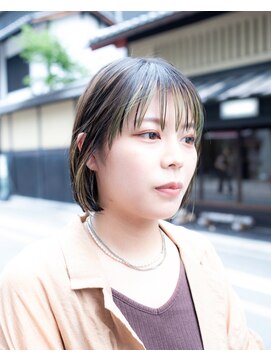 ヤイカ(YAYKA) デザインカラーシースルーボブ。