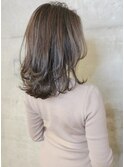 大人可愛いミディアムレイヤー×モノトーンベージュ