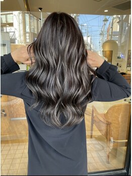 隠す白髪染めから、色を楽しむ白髪ぼかしへ☆こだわりのカラー剤で繰り返し染めても艶やかな仕上がりに♪