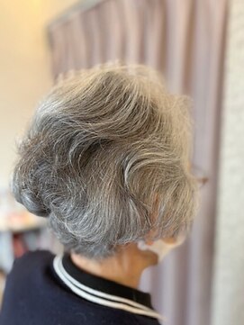 クロス(CROSS) グレイヘア/くせ毛を活かす/60代70代/ミセスヘア