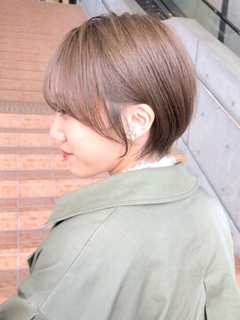 ジルバイジアン(JILL by GIEN) 耳かけショート うる艶ベージュ