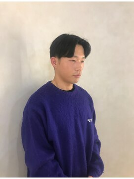 ウノプリールヴァモス(unopulir Vamos) センターパートショート刈り上げ