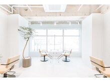 「FILMS空間へのこだわり」自然光が差し込む、洗練された心地いい空間でお過ごしください。2F席完備。