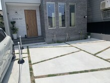 お車でのご来店も大歓迎！！お店の前に駐める事ができます。