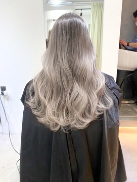 ミラ 新宿(MILA) ホワイトベージュ/ミルクティーブロンド/外国人風バレイヤージュ