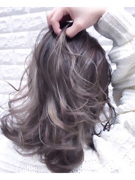 ブルーノ 東員店(BRUNO) 透明感のあるグレージュカラーの外国人風バレイヤージュ