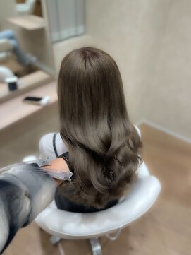 ユニック ウメダ(unique UMEDA) ブリーチ無しでつくるグレージュカラー