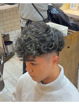 グルーマーズトウキョウ(GROOMER/S TOKYO) スペインカール　ハイライト　フェード　メンズパーマ　海外風
