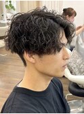ツイストスパイラルパーマセンターパートウルフカットメンズ